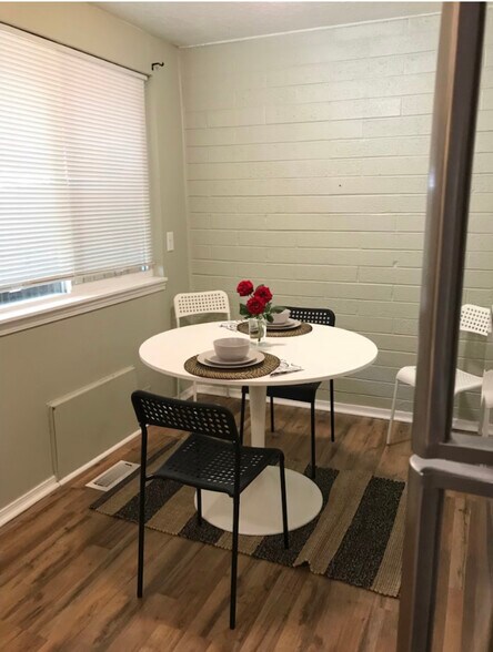 Building Photo - 1436 S Roberta St