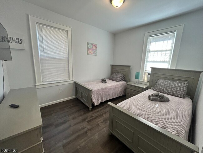 Building Photo - 142 Mapes Ave