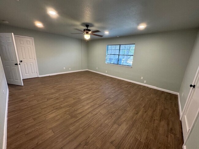 Building Photo - Nicely Remodeled Southside San Antonio Hom...