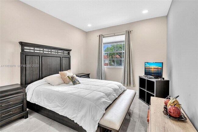 Building Photo - 8520 Vía Romana