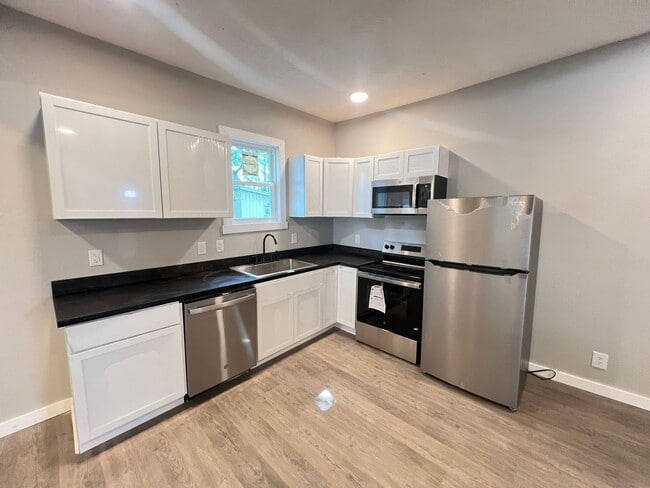 Building Photo - Newly Renovated 2 Bed, 2 Bath Duplex – Pet Friendly!
