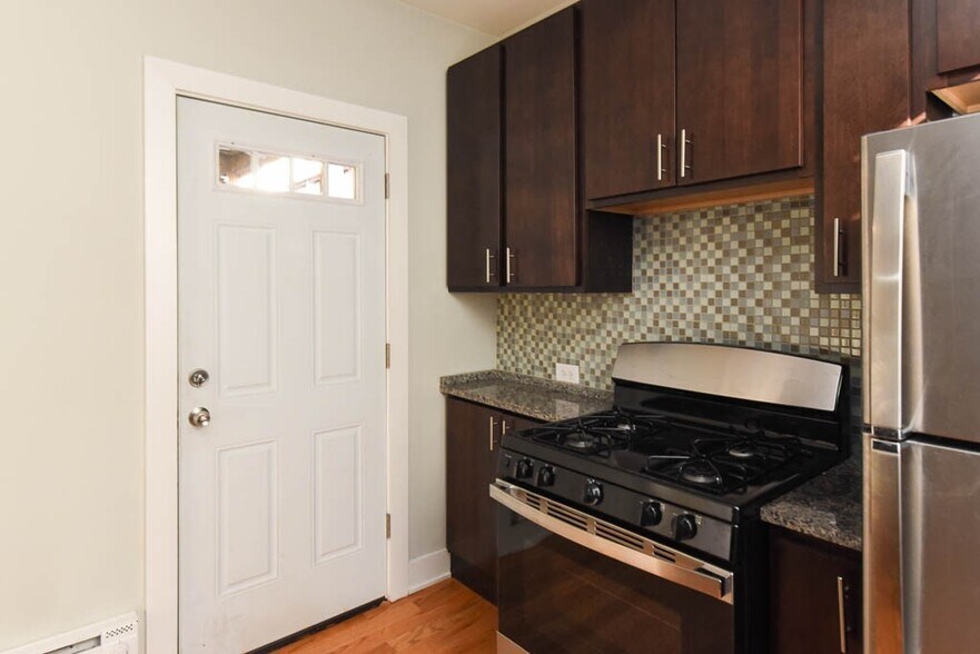 Building Photo - 4418 N Wolcott Ave