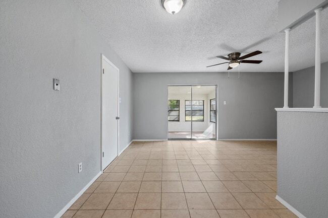 Building Photo - 110 S Oak Dr