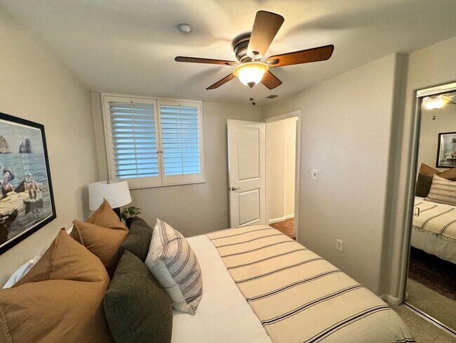 Building Photo - Gorgeous 3 Bed, 2 Bath Unit with Ocean Views