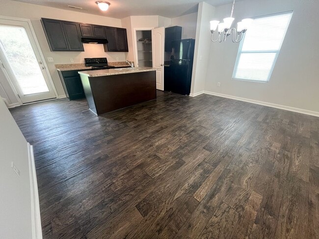 Building Photo - Beautiful 3 bedroom, 2 1/2 bathroom home i...