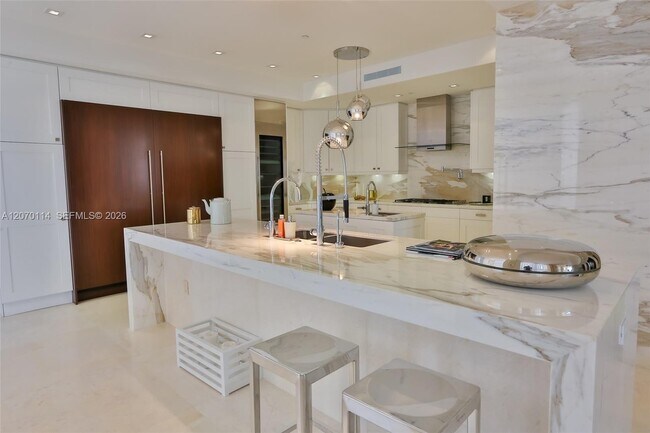 Building Photo - 17749 Collins Ave