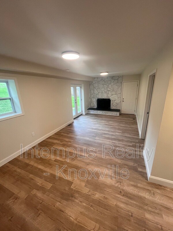 Building Photo - 228 Duzane Dr