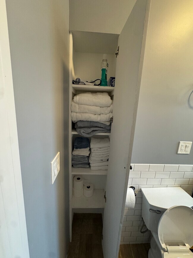 Building Photo - 1506 W Thome Ave