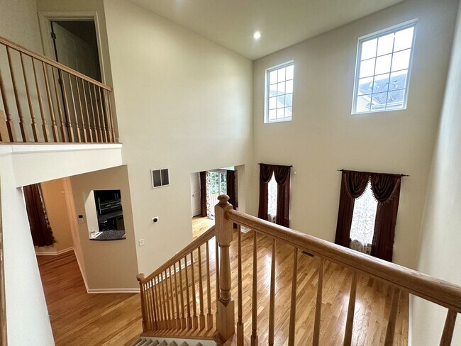 Building Photo - 3 bedrooms, 2.5 bathrooms