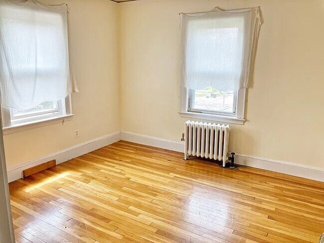 Building Photo - Great location, close to Quincy Center!