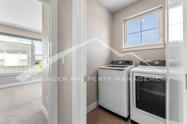 Building Photo - Fantastic Townhome with Central AC and 2 Car Garage!