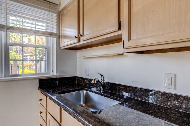 Building Photo - Charming End-Unit Townhouse in Fairlington