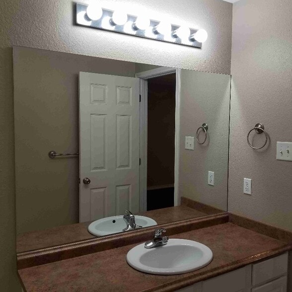 Building Photo - 5009 Blue Haven Dr