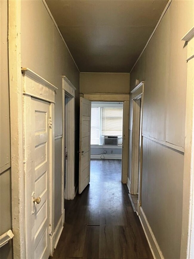 Building Photo - 2 br 1 bath duplex unit for lease | Shreve...