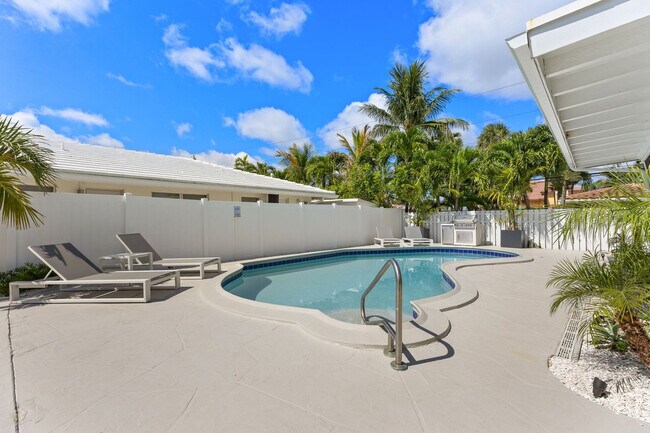 Building Photo - 2407 NE 33rd Ave