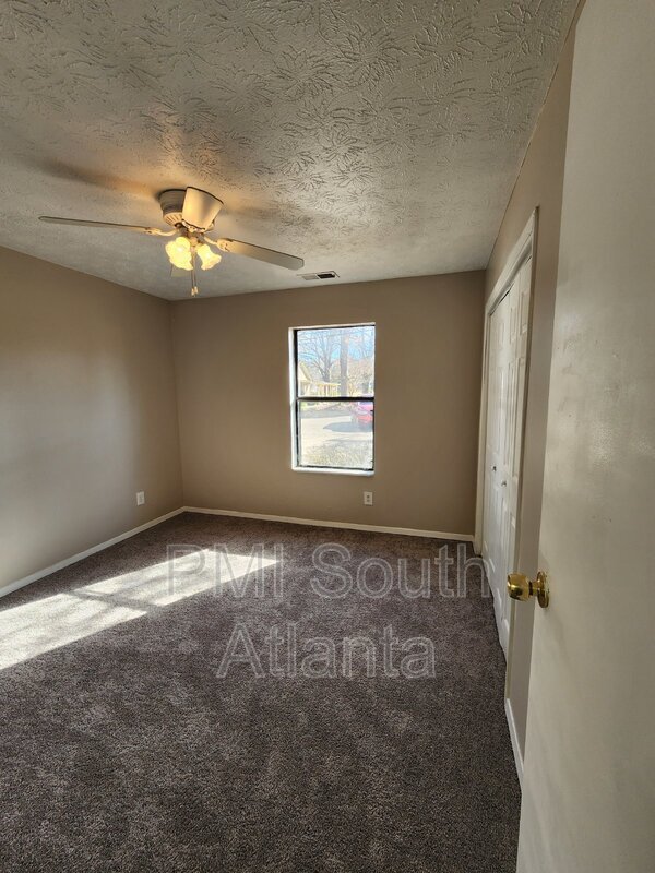 Building Photo - 9 Elm St