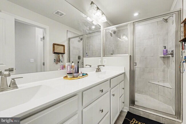 Building Photo - 17414 Southern Shrs Dr