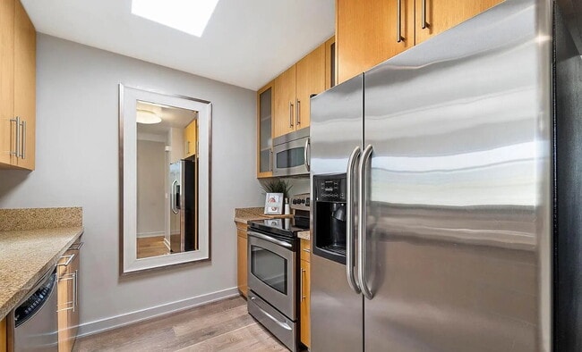Building Photo - Wonderful modern 1-bedroom in the heart of downtown San Jose!
