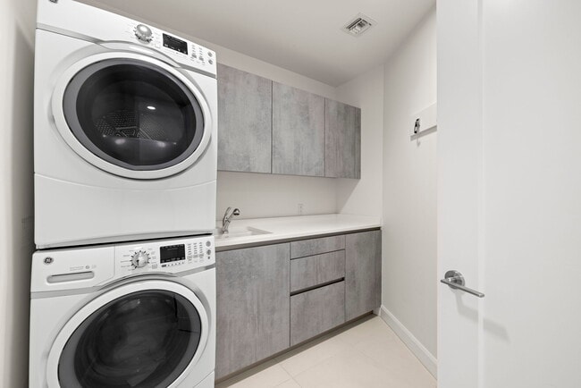 Building Photo - 2900 W Bay to Bay Blvd