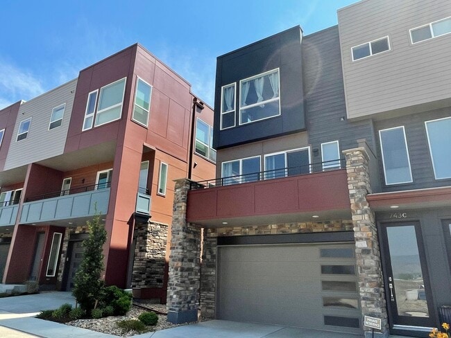 Building Photo - Just reduced $2295! LOVELY 2 BED/2.5 BATH Great location near Boulder!