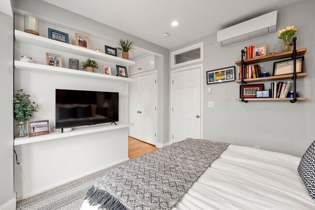 Building Photo - 695 E 8th St