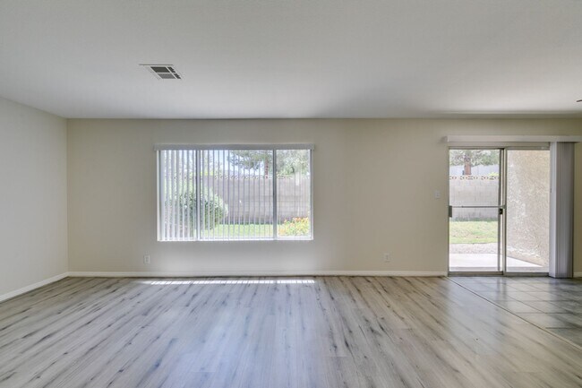 Building Photo - 2 Bedroom Townhome with 2 car attached garage in Henderson
