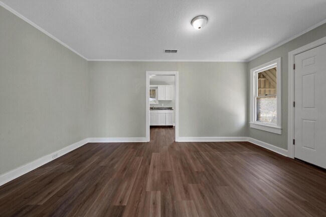 Building Photo - 1511 Maple Ave