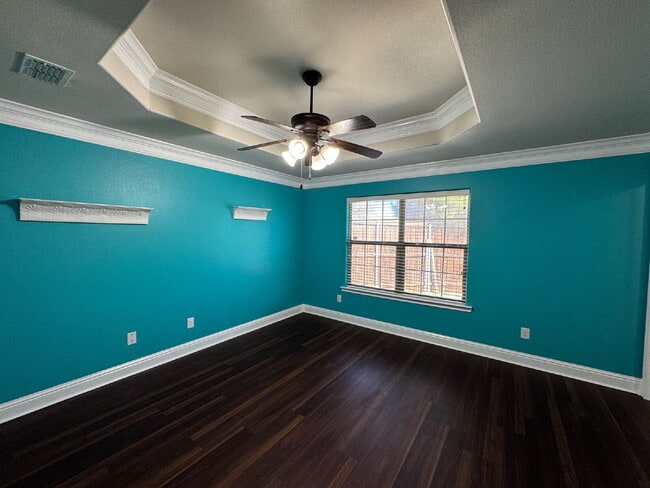Building Photo - Stunning Spacious Home in Lovely Neighborh...