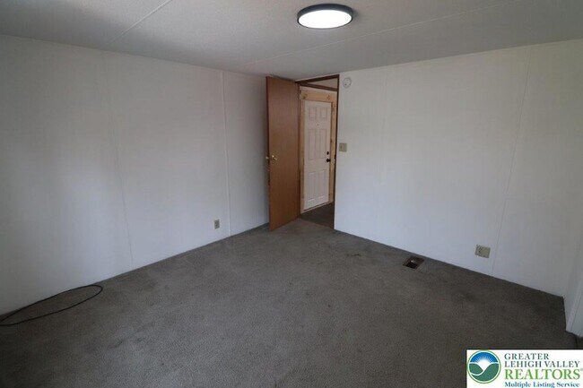 Building Photo - 238 Birchwood Ln