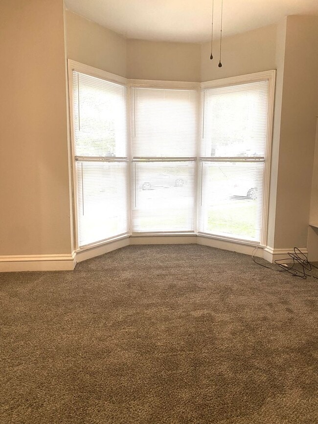 Building Photo - 212 Tinkler St