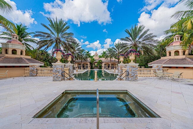 Building Photo - 10513 Versailles Blvd