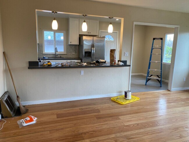 Building Photo - Epic REA-Great 1 BR/1 BA Unit in a S/S Duplex