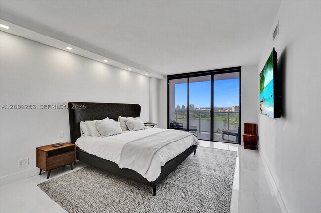 Building Photo - 20281 E Country Club Dr