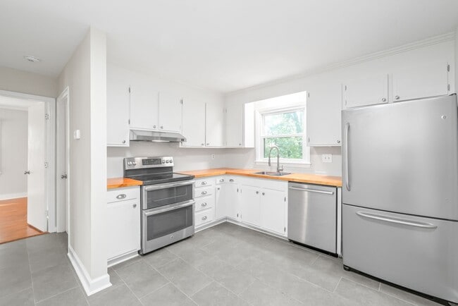 Building Photo - 3 Bedroom home in Coventry Woods!