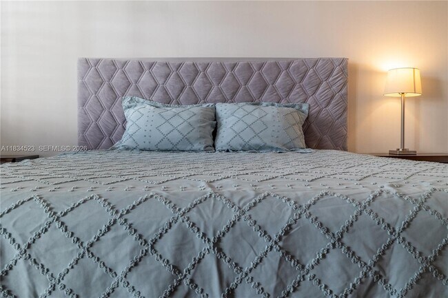 Building Photo - 3255 NE 184th St