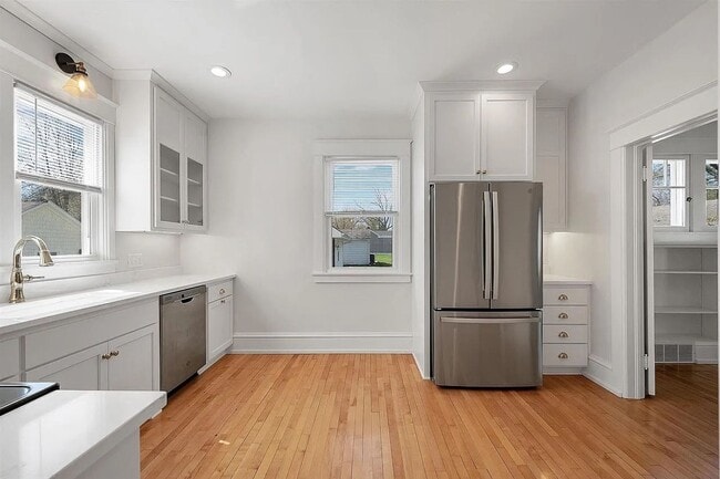 Building Photo - Charming Cape Cod Single Family