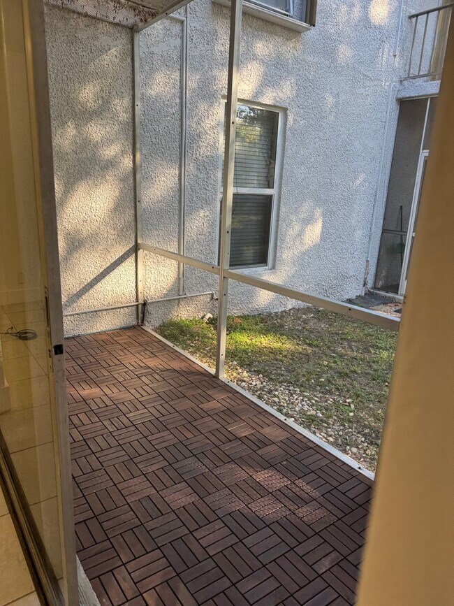 Building Photo - For Rent - Recently Remodeled 1/1 Condo - Great location in Kendall - $1,650