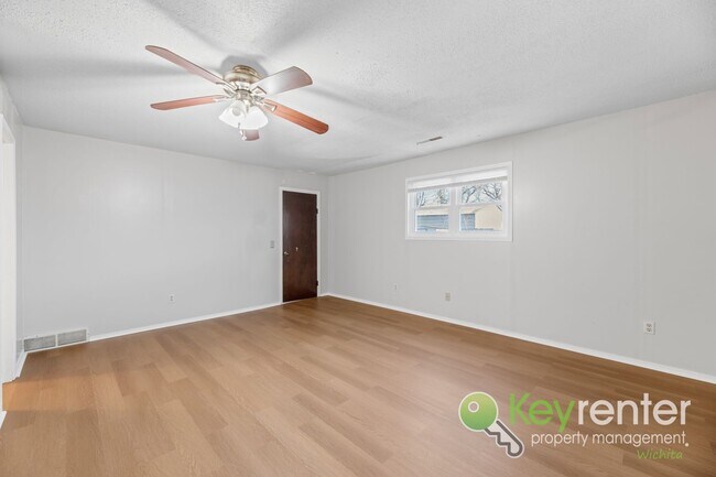 Building Photo - Beautifully Updated 3-Bedroom Home in Central Wichita!