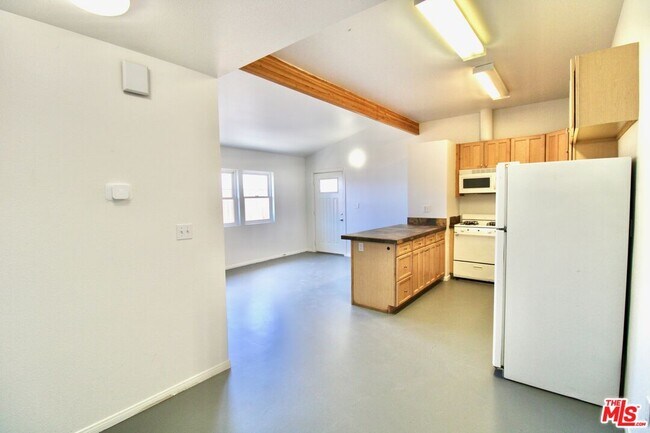 Building Photo - 6587 Oasis Ave