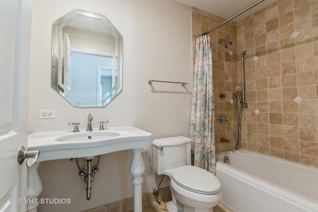 Building Photo - 920 Chaucer Way