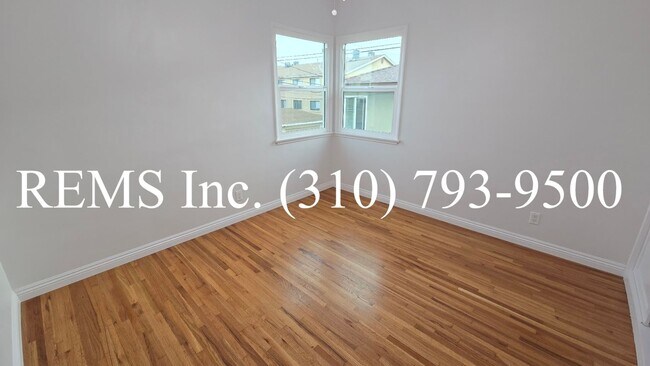 Building Photo - Bright and Renovated Upstairs Apartment w/ Laundry & Parking