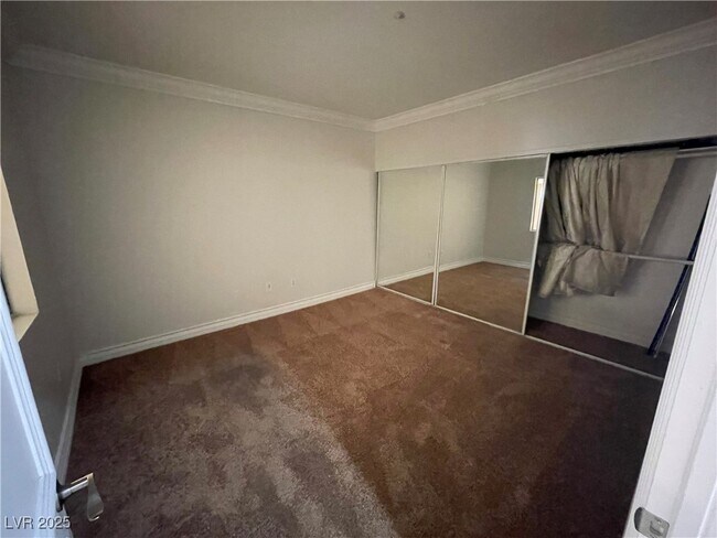 Building Photo - 230 E Flamingo Rd