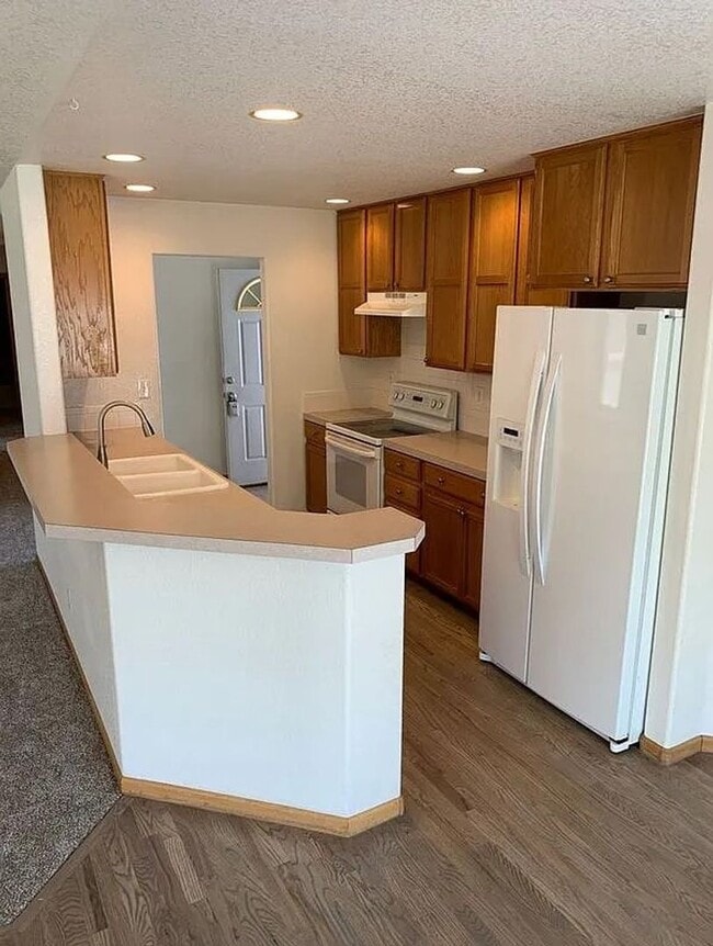 Building Photo - Spacious Single-Family Home in Established Wellington Neighborhood