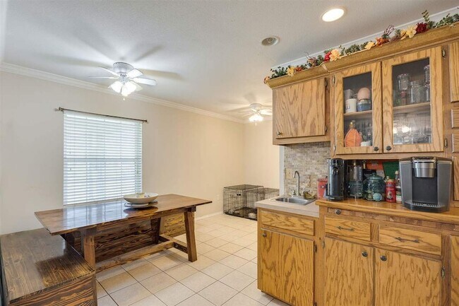 Building Photo - 205 Lincoln St