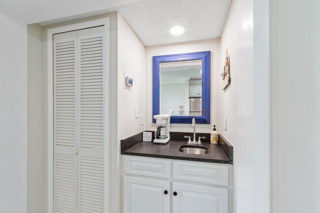 Building Photo - 400 Plantation Rd