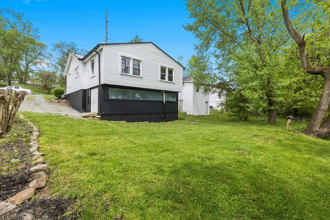 Building Photo - 530 Lakeview St