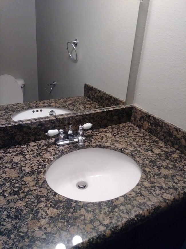 Building Photo - Spacious 2 Bedroom, 1.5 Bath Two-Story Townhome in Clairemont