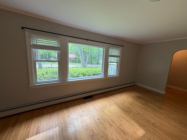 Building Photo - 3BD/1BA Single Family Home in Westbrook - Available Now