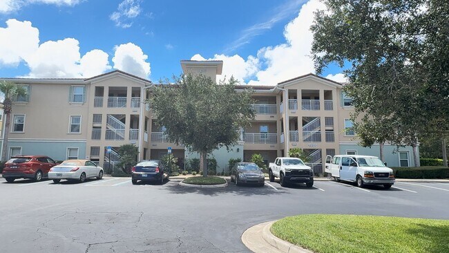 Building Photo - Adorable 2-bedroom, 2-bathroom 1st floor c...