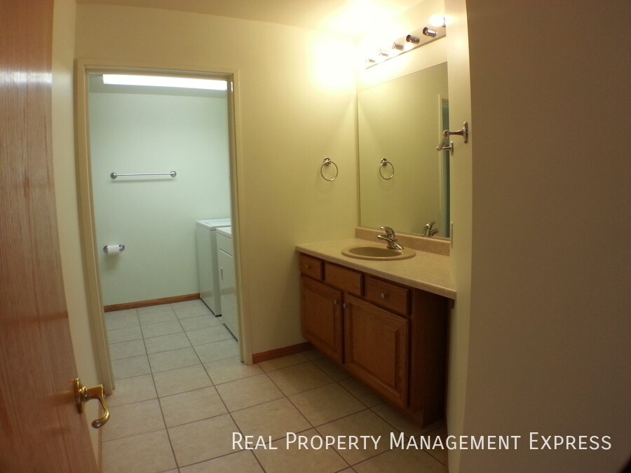 Building Photo - Cozy 2 Bedroom, 1 Bath Twin Home with 2 st...